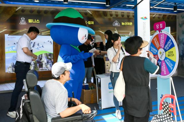 A visitor takes part in an event at the 2024 Young Ho Nam Win-Win Cooperation the Grand Festival of Harmony Gwanghwamun Square in Seoul on June 24 2024 AJU PRESS Kim Dong-woo