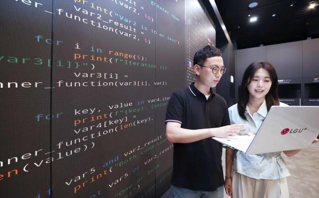 LG유플러스가 생성형 AI ‘익시젠ixi-GEN’을 출시했다 사진은 LG유플러스 직원들이 익시젠 기술을 테스트하는 모습 사진LG유플러스