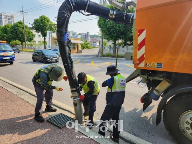 동해시 관계자가 여름철 우기에 대비해 배수시설 일제 정비를 추진하고 있다사진동해시