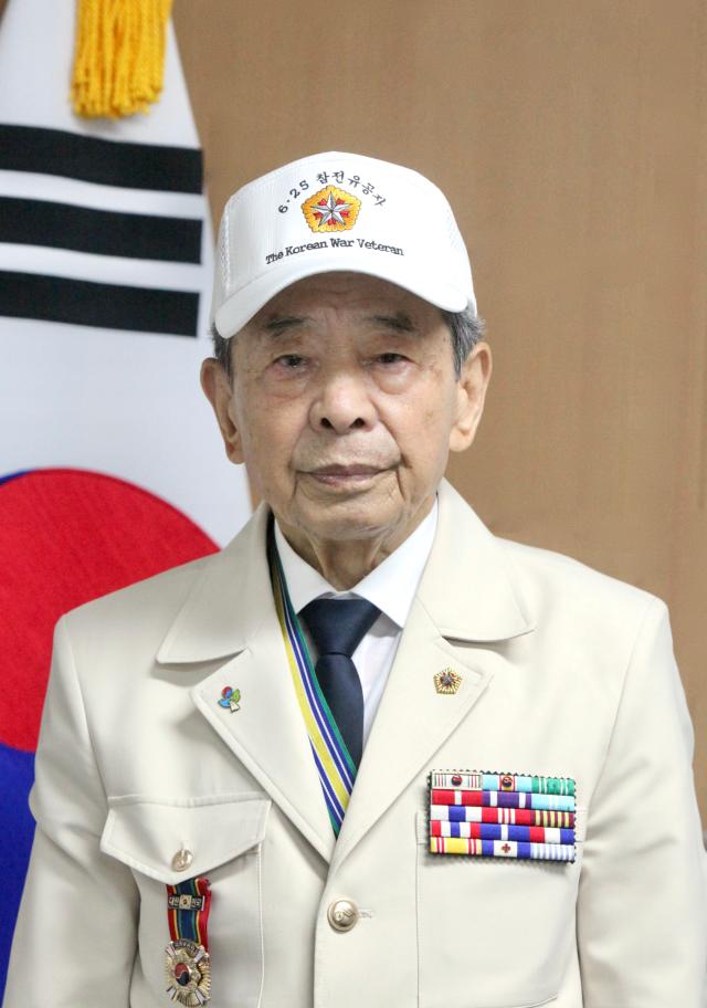 Kang Yong-hee poses in front of the Korean flag at the Incheon office of the Korean War Veterans Association on June 18AJU PRESS Han Jun-gu