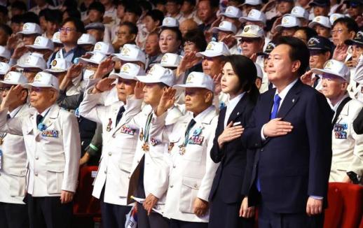 [포토] 윤석열 대통령 부부, 6·25전쟁 74주년 행사 참석