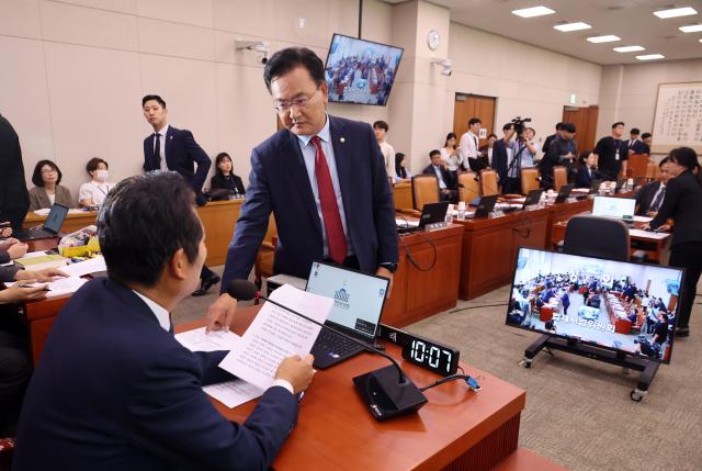 더불어민주당 소속 정청래 위원장왼쪽과 유상범 국민의힘 의원이 25일 오전 국회에서 공영방송지배구조 개선법방송3법을 상정해 심의하는 법제사법위원회 전체회의에서 의사일정 변경 등에 대해 논의하고 있다  사진연합뉴스