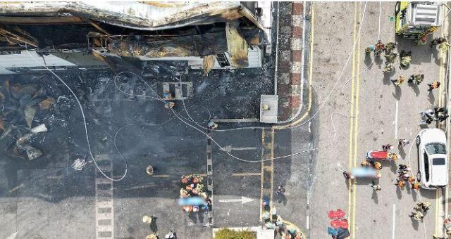 華城のリチウム電池工場、火災発生から22時間後にようやく鎮火 ···22人死亡・１人は行方不明