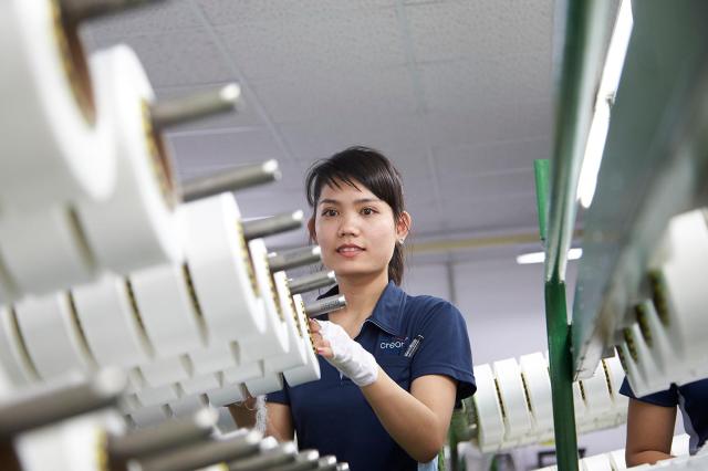 효성 직원이 베트남 스판덱스 생산현장에서 제품의 품질을 검사하고 있다사진효성