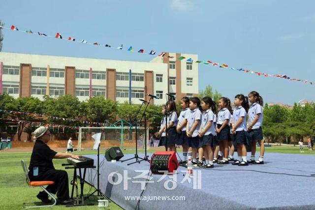 옌타이요화국제학교 초등합창단 학생들의 공연모습사진중국 옌타이요화국제학교