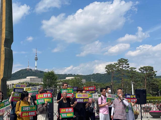 정의정 한국주식투자자연합회 대표가 25일 서울 용산 전쟁기념관 앞에서 금투세 폐지 촉구 시위를 하고 있다사진최연재 기자
