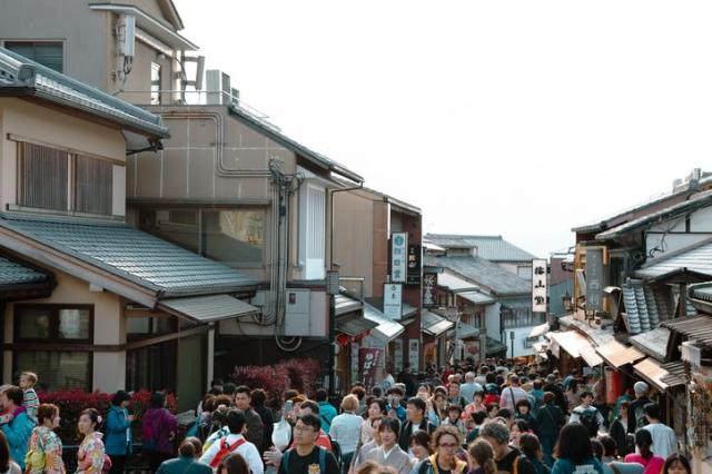 여행객들로 붐비는 일본 교토 거리사진게티이미지뱅크