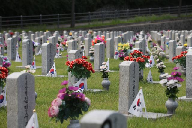 Korean flags and flowers placed beside graves at the Seoul National Cemetery in Seoul on June 25 2024 AJU PRESS Han Jun-gu