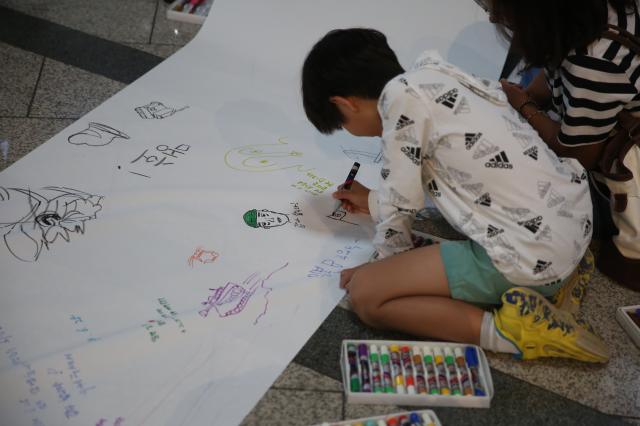 A child write a letter to a war veteran at the War Memorial of Korea in Seoul on June 25 2024 AJU PRESS Han Jun-gu