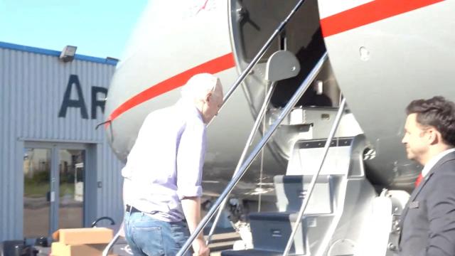 6월 25일현지시간 공개된 한 영상에서 위키리스크 창업자 줄리안 어산지가 영국 런던에서 비행기를 탑승하는 모습이 담겨 있다 사진로이터 연합뉴스 