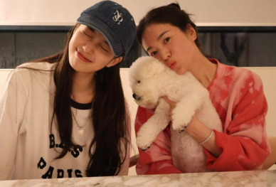 [슬라이드 포토] '예쁜애 옆에 예쁜애'...송혜교X수지 이렇게 친했어?