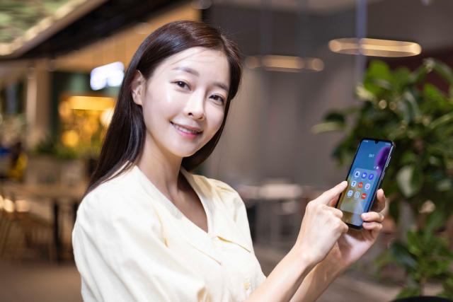 SK텔레콤은 30만 원대 중반 가격의 가성비 5G 스마트폰 ‘갤럭시 와이드7’를 26일부터 공식 온라인몰 T다이렉트샵과 오프라인 매장 T월드에서 단독 출시한다고 밝혔다