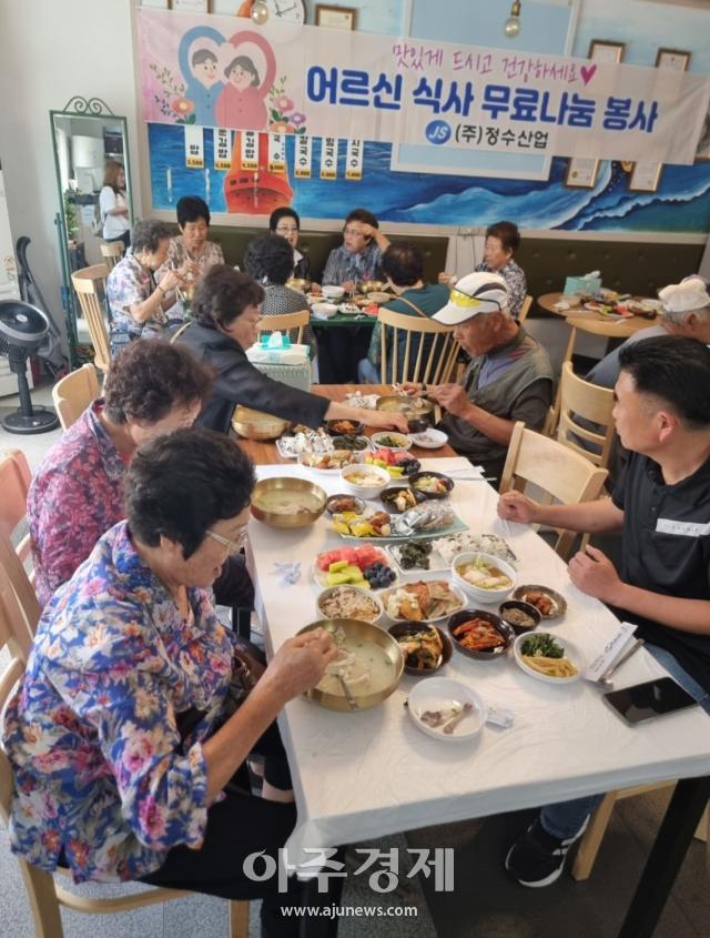 정수산업대표 김재욱과 끼니야 반갑다대표 김태선가 함께 어르신 삼계탕 나눔 행사를 지난 25일 개최하고 있다사진이동원 기자