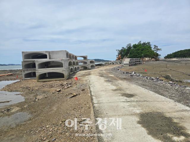 한국농어촌공사가 망운면 목서리 요강도 인근 공유수면에 대해 허가없이 준설토와 콘크리트 구조물을 야적해놨다사진김옥현 기자