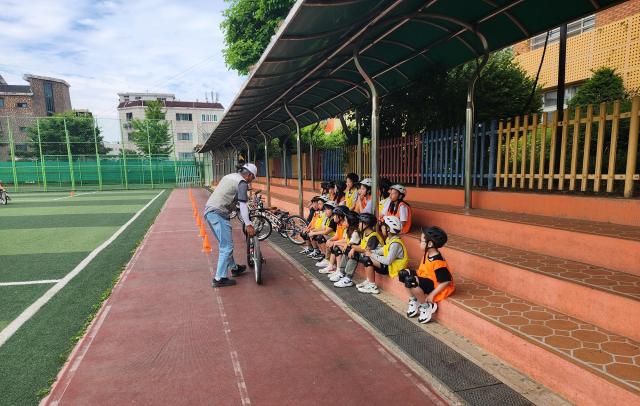 지난 5월 천현초등학교에서 진행된 ‘찾아가는 자전거 안전교육’에서 전문강사가 학생들을 대상으로 안전하게 자전거 타는 방법을 설명하고 있다 사진하남시