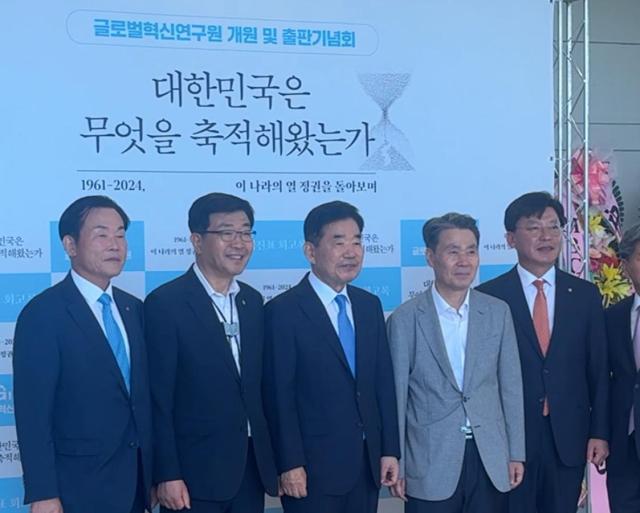 21대 후반기 국회의장을 맡았던 김진표 전 의장가운데이 26일 오후 자신의 정치 회고록인 대한민국 50년의 축적 출판기념회 행사에 참석했다
