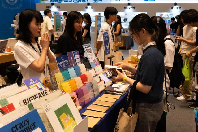 Visitors browse the booths of independent publishers and art books at the Seoul International Book Fair 2024, which will be held at COEX in Gangnam Seoul on June 26, 2024. AJU PRESS Park Jong-hyeok