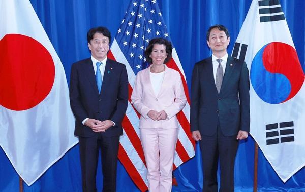 Korea, U.S., Japan vow to strengthen semiconductor, battery supply chains