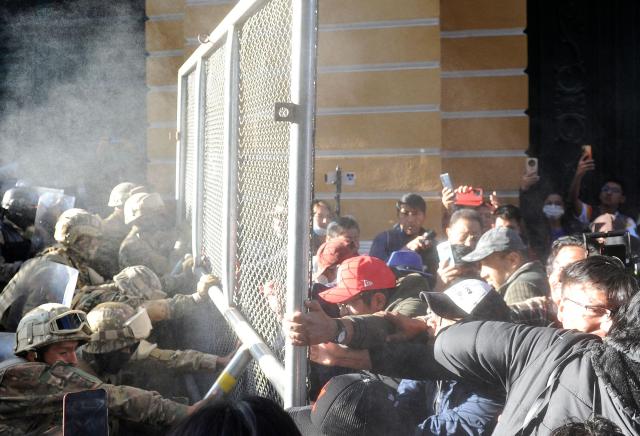 루이스 아르세 볼리비아 대통령 지지자들이 6월 26일현지시간 라파스 무리요 광장에서 군인들에 맞서 싸우고 있다 사진 AFP 연합뉴스  

