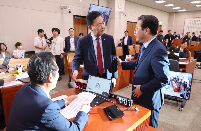 유상범 국민의힘 의원가운데이 더불어민주당 소속 정청래 위원장왼쪽과 김승원 민주당 간사와 지난 25일 오전 국회에서 공영방송지배구조 개선법방송3법을 상정해 심의하는 법제사법위원회 전체회의에서 논쟁하고 있다  사진연합뉴스