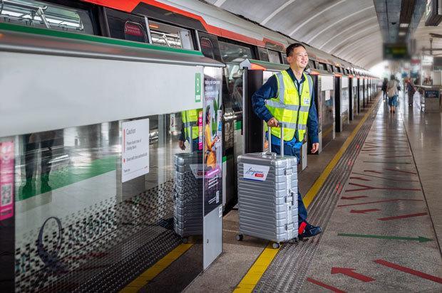 싱포스트와 SMRT 산하 스텔라 라이프스타일은 MRT역을 이용한 우편서비스 시범도입을 25일부터 개시했다