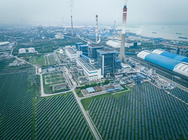 산업 단지 주변에 설치된 태양광 패널 모습사진게티이미지뱅크