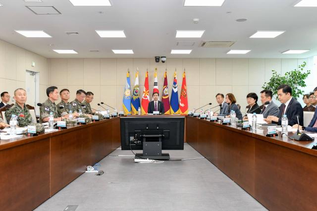 김선호 국방부 차관 주관으로 27일 ‘신병교육대 사고 관련 재발방지 대책회의’를 갖고 있다사진국방부