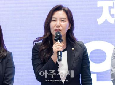 [포토] 인사말하는 강유정 더불어민주당 국회의원