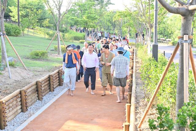 이현재 하남시장이 27일 미사숲공원 황톳길 개장을 기념해 시민들과 함께 맨발 걷기를 진행하고 있다  사진하남시