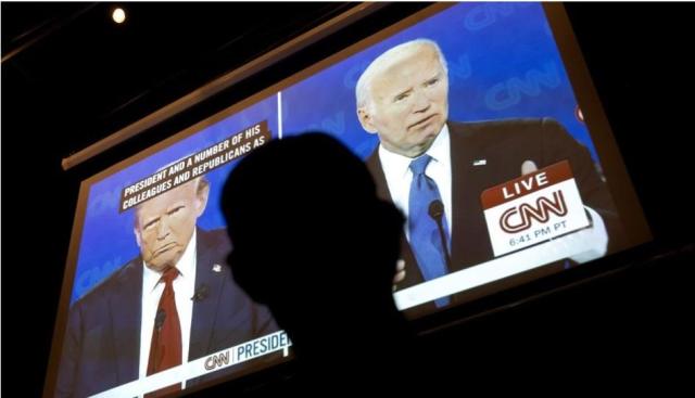 한 남성이 27일현지시간 밤 미국 워싱턴 DC 유니언 펍에서 열린 워치 파티에서 CNN 대선 토론회를 지켜보고 있다사진CNN 홈페이지 화면 캡처