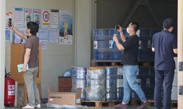 지난 26일 경찰과 고용노동부 관계자들이 아리셀 공장의 위험물 저장소를 살펴보는 모습 사진연합뉴스