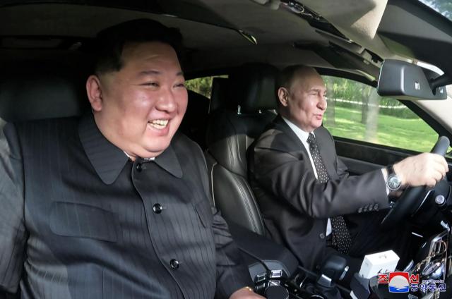 블라디미르 푸틴 러시아 대통령과 김정은 북한 국무위원장이 6월 19일 북한 평양에서 아우루스 리무진을 탄 모습 사진EPA 연합뉴스  
