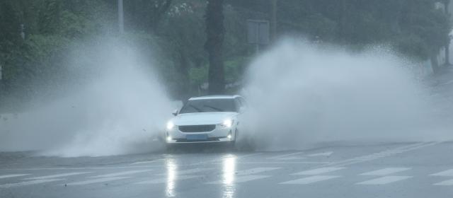 제주 서귀포시 중문의 한 도로에 빗물이 고여 차량이 물보라를 일으키며 지나고 있다 사진연합뉴스