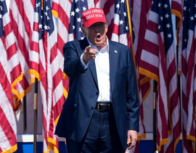 미국 공화당 대선후보인 도널드 트럼프 전 대통령이 지난 9일현지시간 네바다주 라스베이거스 선셋 파크에서 빨간 모자를 쓰고 유세하고 있다 사진연합뉴스