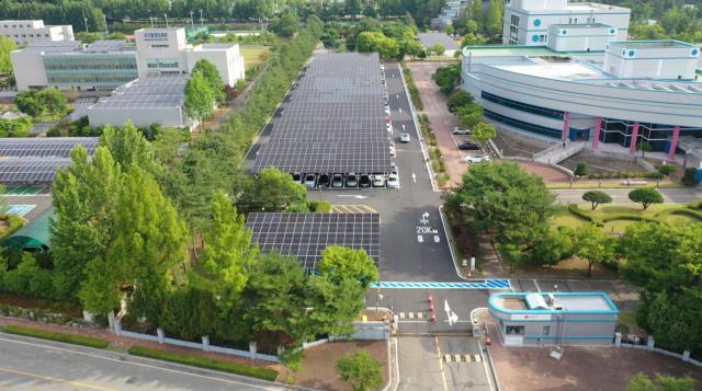 LG유플러스 재생에너지 태양광 발전설비가 구축된 대전 RD센터를 하늘에서 바라본 사진 사진LG유플러스

 