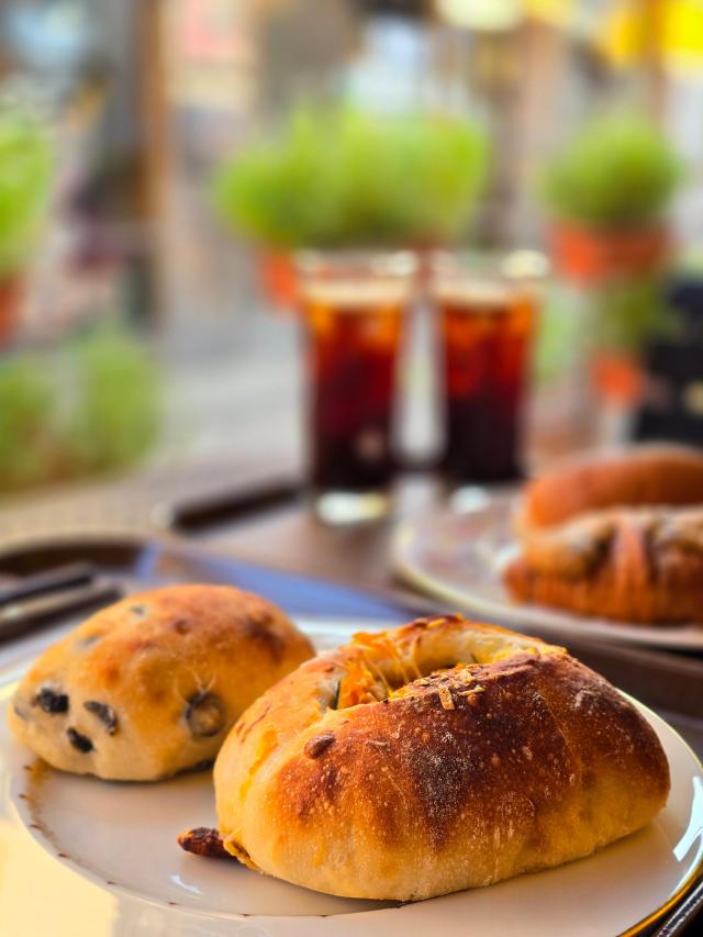 아모르 나폴리에서 맛볼 수 있는 빵과 커피 사진기수정 기자