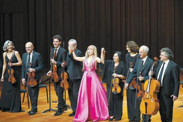 5月3日，在位于北京的国家大剧院，曹秀美携意大利音乐家合奏团向观众致谢。【图片提供 新华社】


