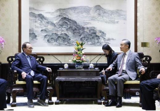 韩国前总理李海瓒在北京与中国外长王毅举行会见