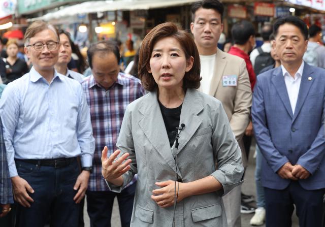 나경원 국민의힘 의원이 30일 서울 광장시장을 방문하기 앞서 취재진 질문에 답하고 있다 사진연합뉴스