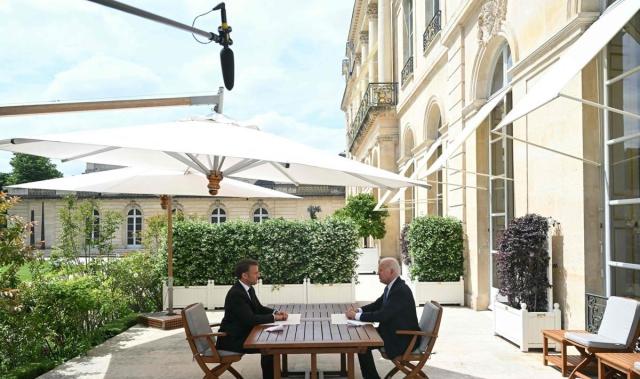 엘리제궁 정원에서 대화하는 에마뉘엘 마크롱 프랑스 대통령왼쪽과 조 바이든 미국 대통령오른쪽 사진epa 연합뉴스