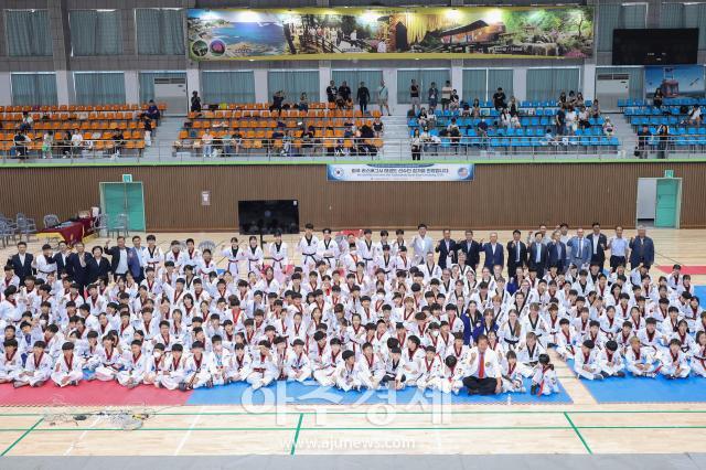 삼척체육관에 삼척시장배 태권도대회에 참가한 선수들 모습사진삼척시