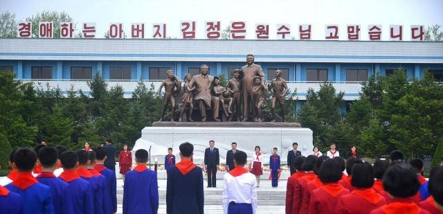 북한 학생소년들이 4월의 명절을 맞아 송도원 국제소년단야영소에서 야영을 시작한 모습 사진조선중앙통신 연합뉴스