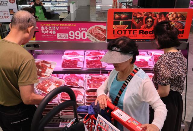 지난달 31일 오전 롯데마트 서울역점에서 시민들이 할인 판매하는 소고기를 고르고 있다 사