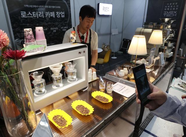 카페 창업할까
서울연합뉴스 이재희 기자 13일 서울 강남구 세텍에서 열린 제22회 제일 창업박람회 카페창업쇼의 한 부스에서 커피 머신을 설명하고 있다 2024613
scapeynacokr2024-06-13 130335
저작권자 ⓒ ㈜연합뉴스 무단 전재 재배포 금지 AI 학습 및 활용 금지저작권자 ⓒ ㈜연합뉴스 무단 전재 재배포 금지 AI 학습 및 활용 금지