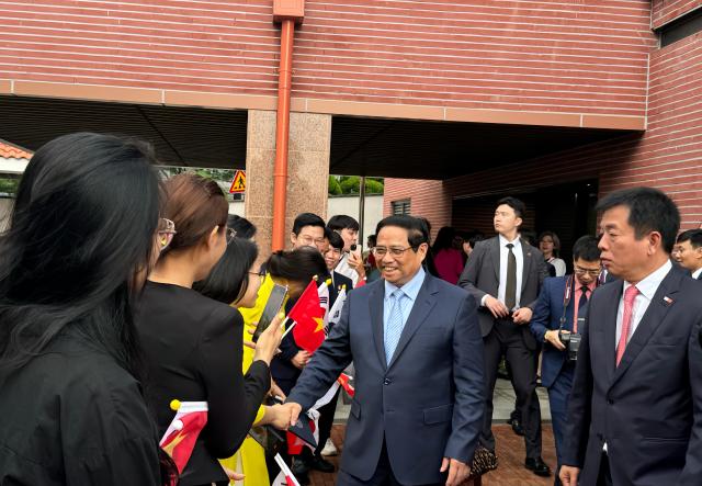 Thủ tướng Phạm Minh Chính và Phu nhân gặp gỡ cán bộ nhân viên Đại sứ quán các cơ quan đại diện Việt Nam và đại diện cộng đồng người Việt Nam tại Hàn Quốc ẢnhHoàng Phương Ly