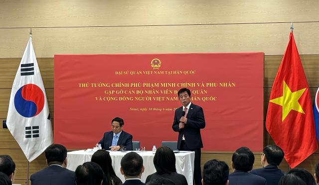 Đại sứ Việt Nam tại Hàn Quốc Vũ Hồ phát biểu báo cáo tình hình của cộng đồng người Việt Nam tại Hàn Quốc cho Thủ tướng ẢnhHoàng Phương Ly