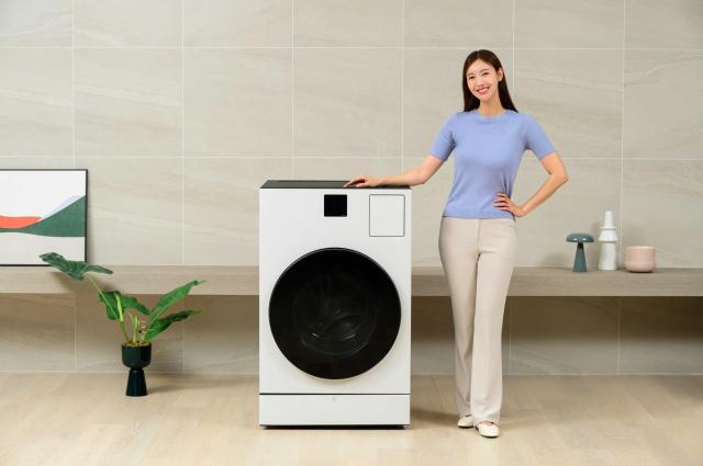 삼성전자 모델이 올인원 세탁건조기 비스포크 AI 콤보 신제품을 소개하고 있다 사진삼성전자