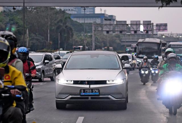 아이오닉5가 인도네시아 도로 위를 달리는 모습 