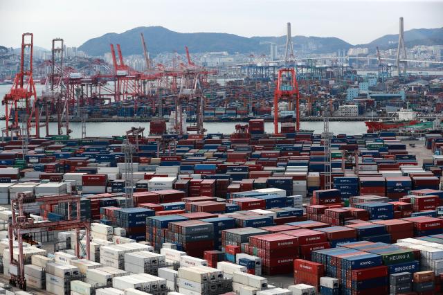 Koreas exports to China hit 40-year low amid trade structure shifts