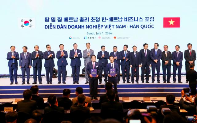 POSCO International President Lee Kye-in takes a MOU commemorative photo during the Korea-Vietnam Business Forum at a Seoul hotel on July 1 2024 AJU PRESS Kim Dong-woo